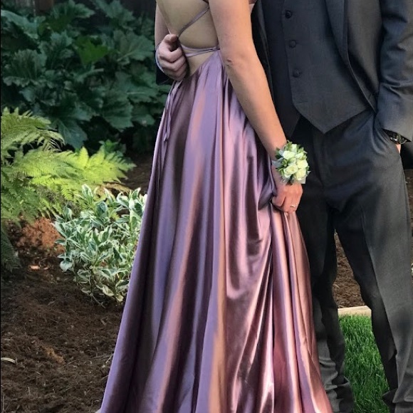 Stunning flowy prom dress - Picture 3 of 5